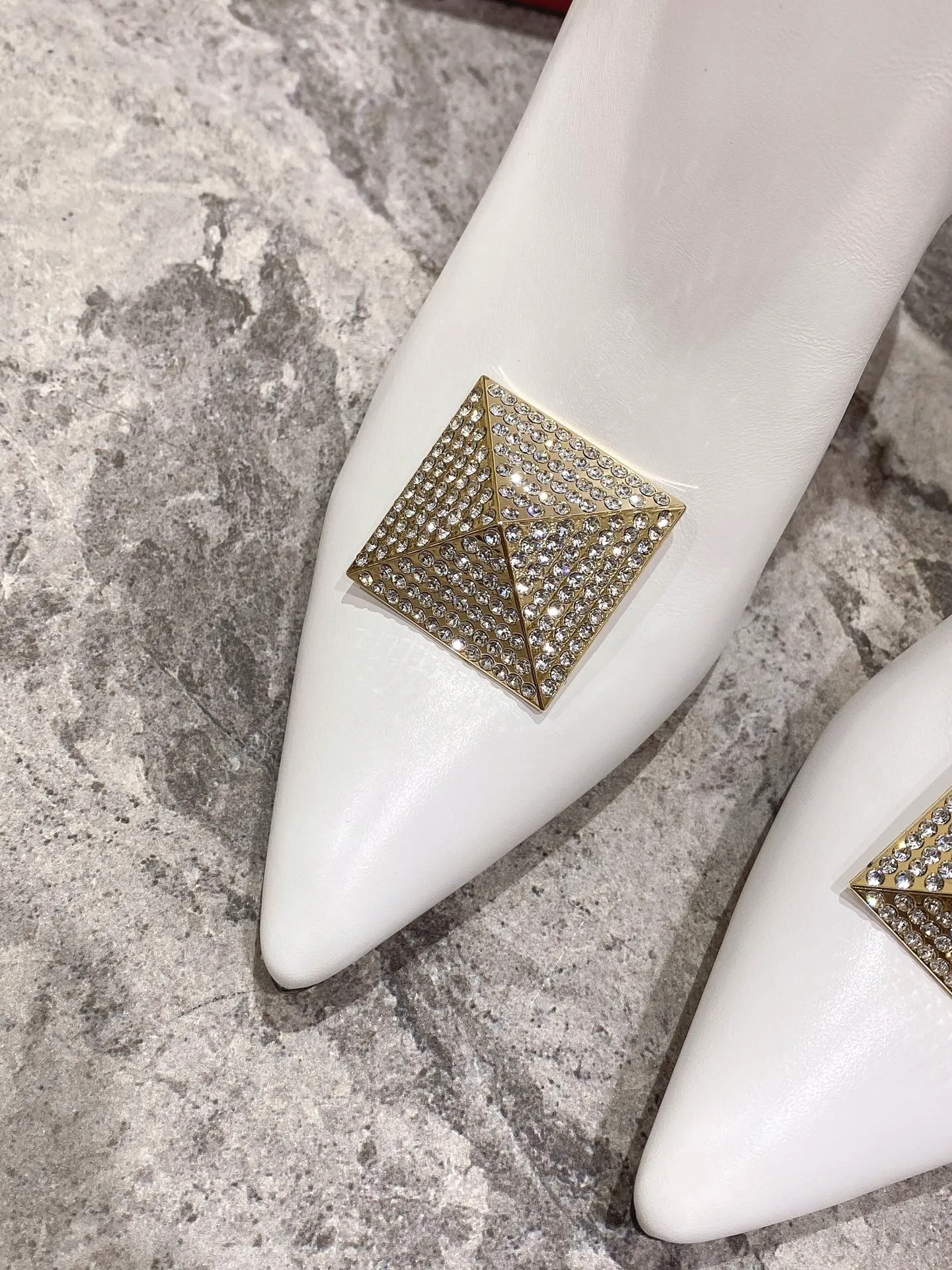 👟👟Ex-factory price 540👟👟 Genuine leather sole +40 [Valentino] Valentino autumn and winter fashion women's boots: comfortable and versatile, making your legs look longer! Fabric: Imported first-layer cowhide ⚡With inner zipper version ⚡The lining and feet are all high-end sheepskin! Outsole: There are two options: non-slip and wear-resistant rubber outsole and Italian leather outsole ~ equipped with Warren's [Pyramid] special buckle that will not rust. Number of yards: 35−41 (customized for sizes 34-42): rubber sole, - genuine leather sole +40